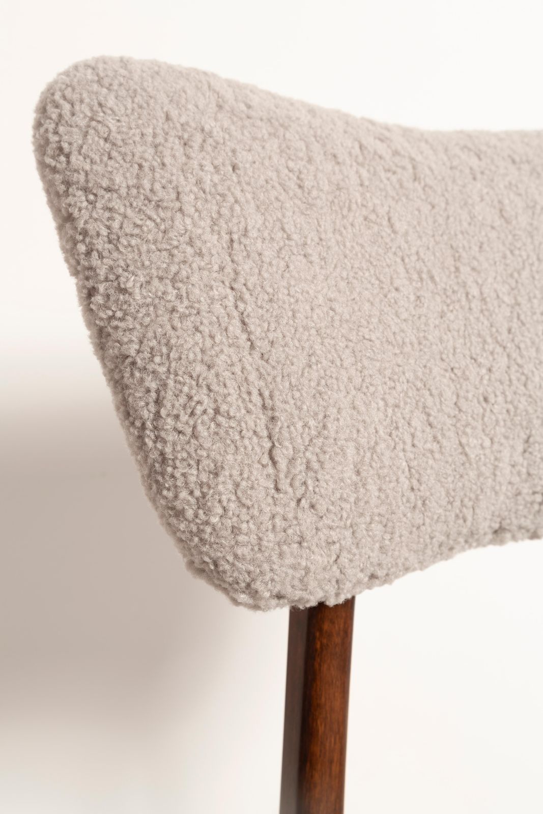 photo buy Mid Century Butterfly Chair, Lichtgrijs Bouclé, Donker Walnoot Hout, Europa, Jaren 1960