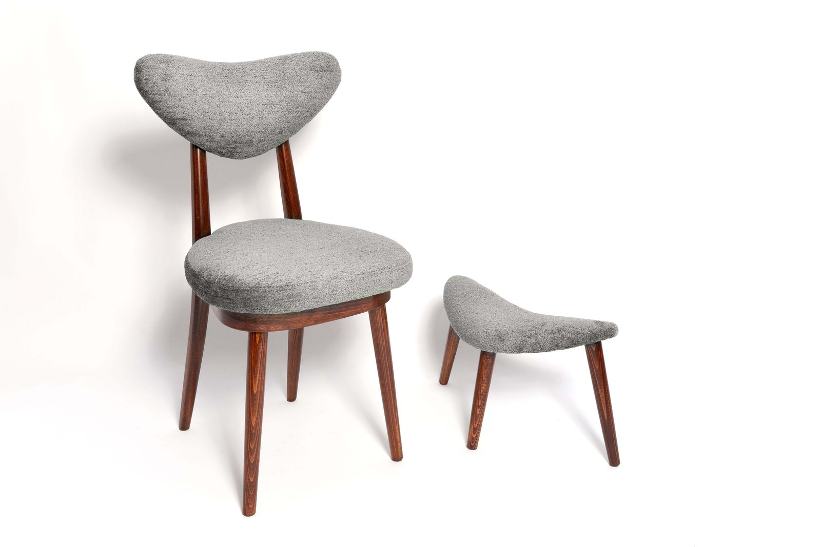 photo for sale Mid Century Fauteuil Met Hartmotief En Bijpassende Voetenbank, Grijs Fluweel, Donker Hout, Europa, Ca. Jaren 1960