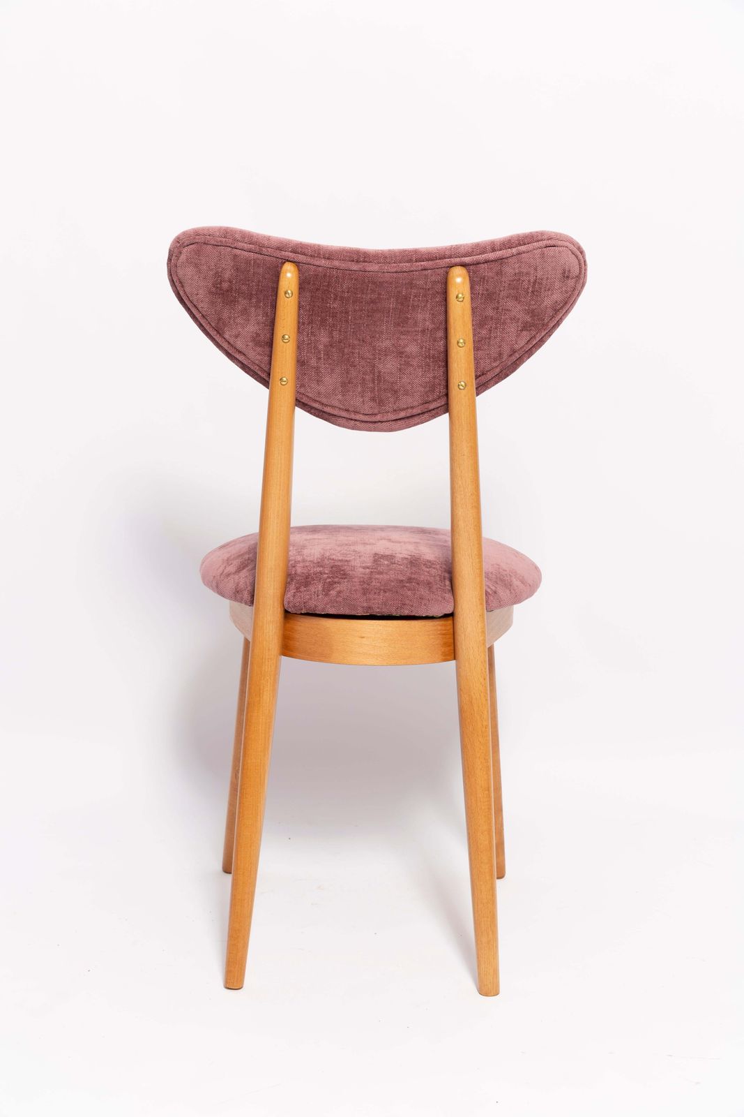photo vinterior Paar Mid Century Fauteuils Met Pruimviolet Fluwelen Bekleding En Lichthouten Frame, Europa, Jaren 1960