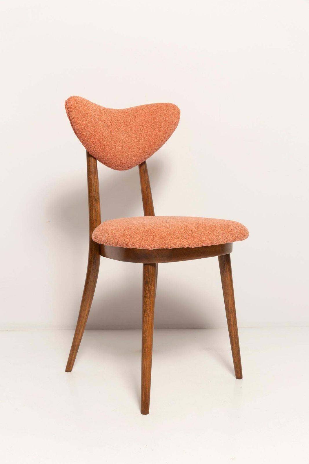 photo for sale Set Van Vier Mid Century Oranje Fluwelen Stoelen Met Hartvorm, Europa, Jaren 1960