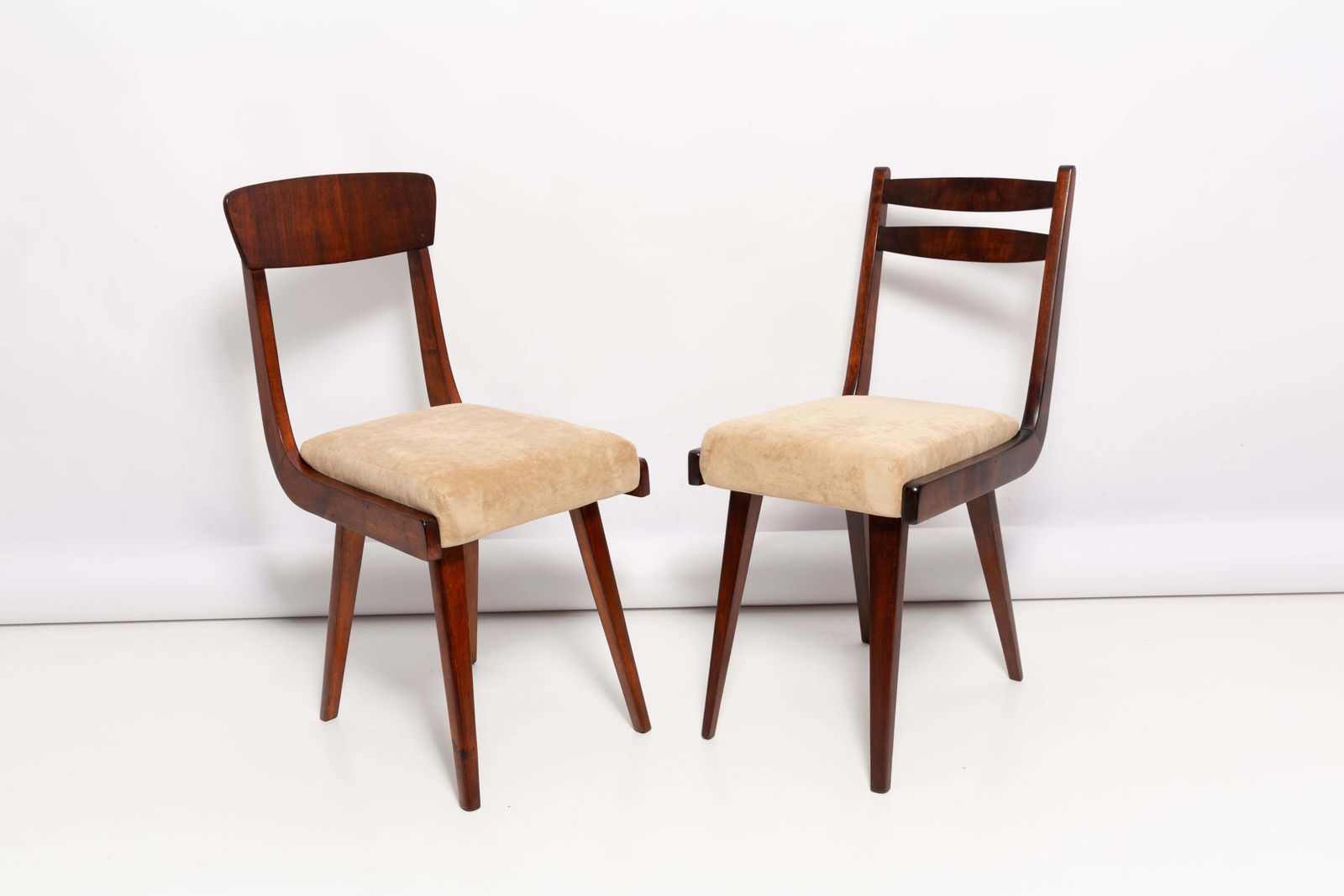 photo furniture Set Van Vier Mid Century Gazelle Stoelen In Beige Hout, Europa, Jaren 1960