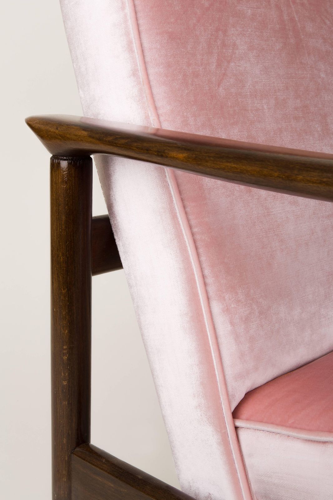 Paar Babyroos Fluwelen Fauteuils, Ontworpen Door Edmund Homa, Jaren 1960 photo vinterior