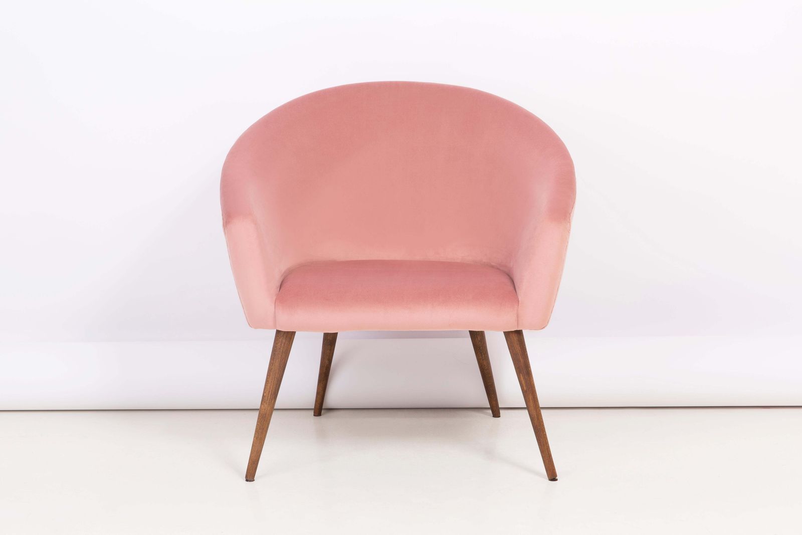 photo for sale Paar 20e Eeuwse Roze Fluwelen Fauteuils Met Schelpvormige Rugleuning, Ca. Jaren 1960
