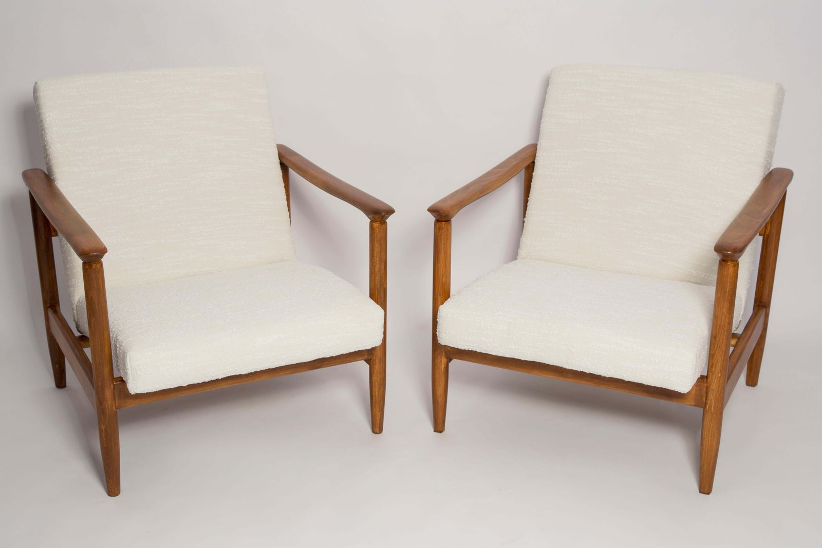 3061.0 Paar Mid Century Witte Bouclé Fauteuils En Tafel, Edmund Homa, Europa, Jaren 1960 photo