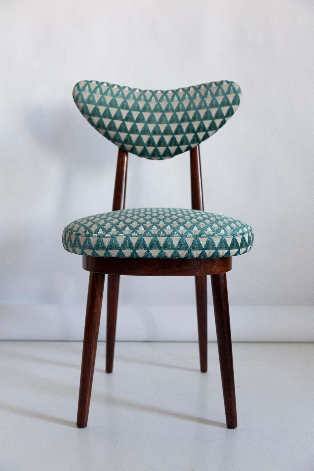 photo vinterior Set Van Zes Mid Century Stoelen Met Hartvormige Rug, Bekleed Met Amuleto Groene Velours, Europa, Ca. Jaren 1960