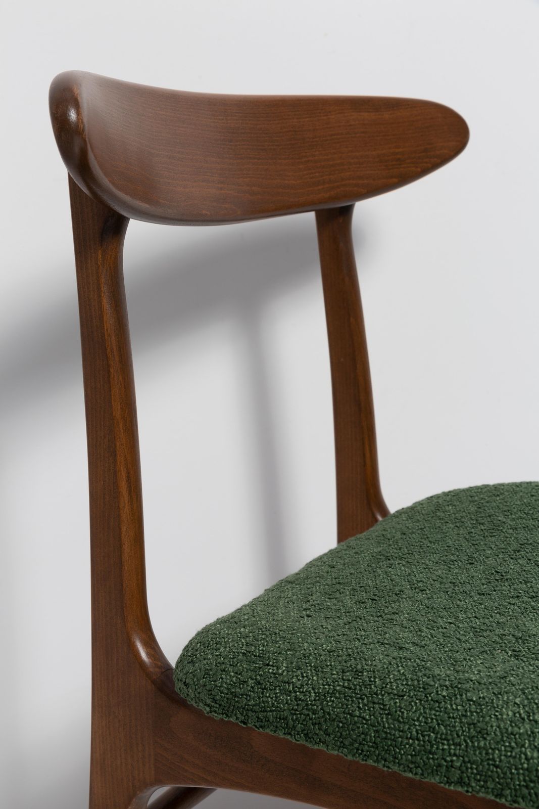 Set Van Zes Mid Century Stoelen – Groene Bouclé, Walnoot, Rajmund Halas, Polen, Jaren 1960 photo vinterior