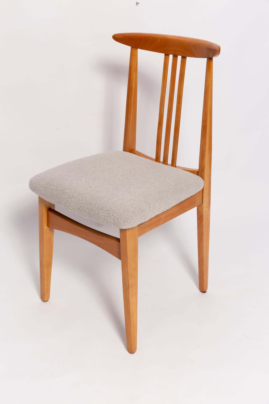 photo furniture Set Van Acht Mid Century Stoelen Met Linnen Bouclébekleding, Door M. Zielinski, Europa, Jaren 1960