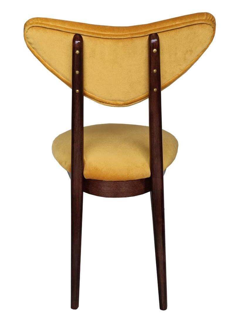 Set Van Tien Mid Century Gele Velours Stoelen Van Walnouthout, Model "Hart", Polen, Ca. Jaren 1960 photo Meubels
