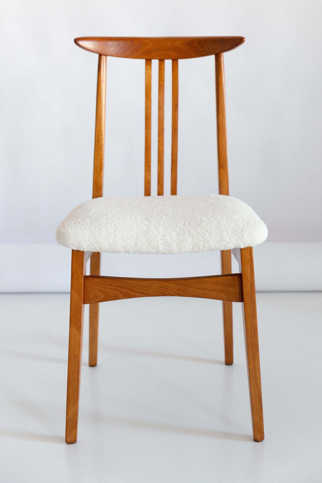 Set Van Twaalf Mid Century Stoelen Met Lichte Bouclébekleding, Van M. Zielinski, Europa, Jaren 1960 photo Meubels