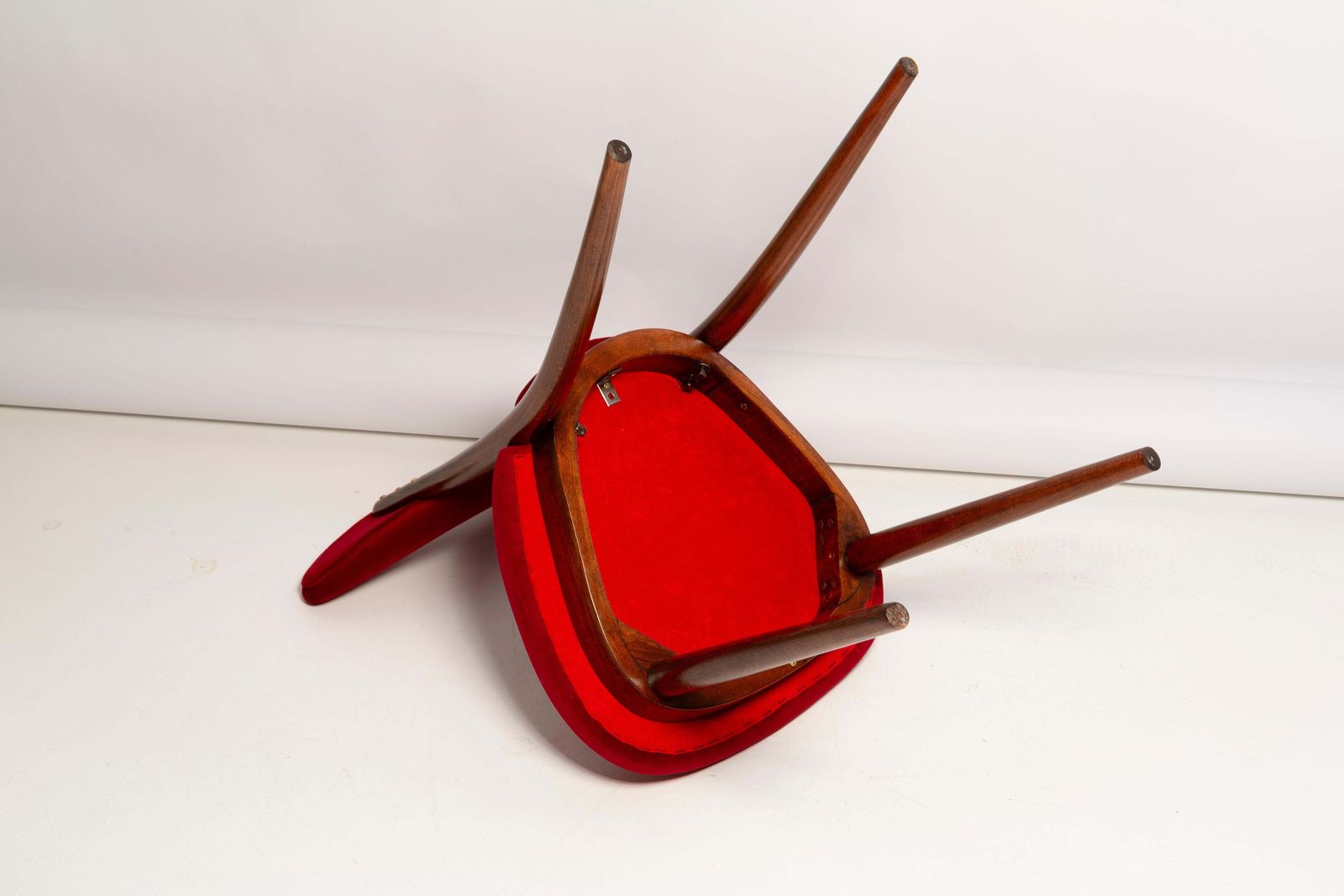 photo vintage Set Of Twelve Mid Century Red Heart Chairs, Poland, 1960s