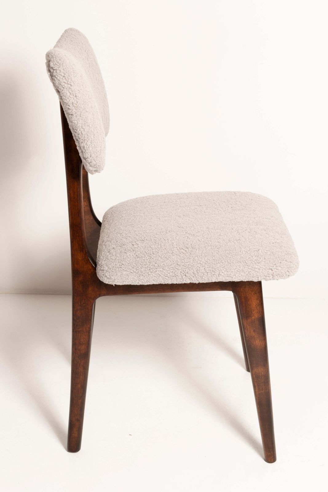 Set Van Tien Mid Century Stoelen, Lichtgrijs Bouclé, Donker Walnouthout, Europa, Jaren 1960 photo 5953.0
