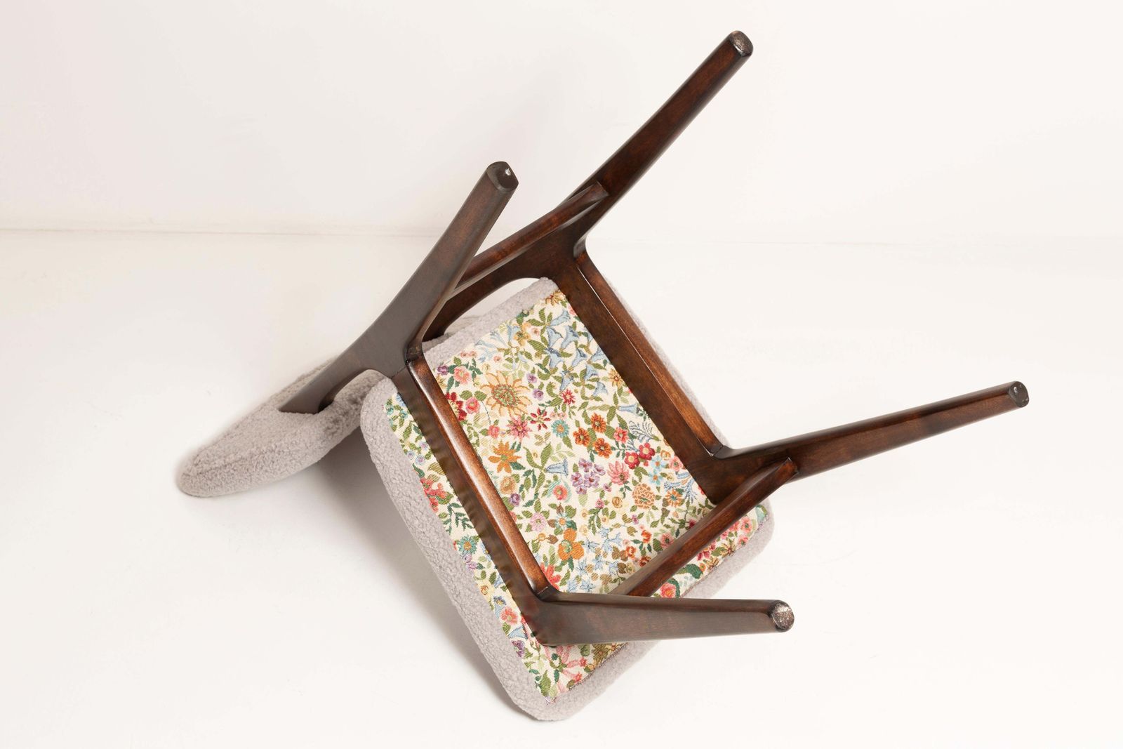 photo vintage Set Of Ten Mid Century Chairs, Light Gray Boucle, Dark Walnut Wood, Europe, 1960s