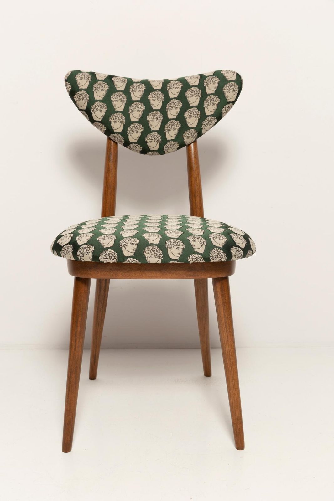 Meubels Tien Mid Century David Print Emerald Satin Stoelen Met Donkerhouten Hartrug, Europa, Ca. Jaren 1960 photo
