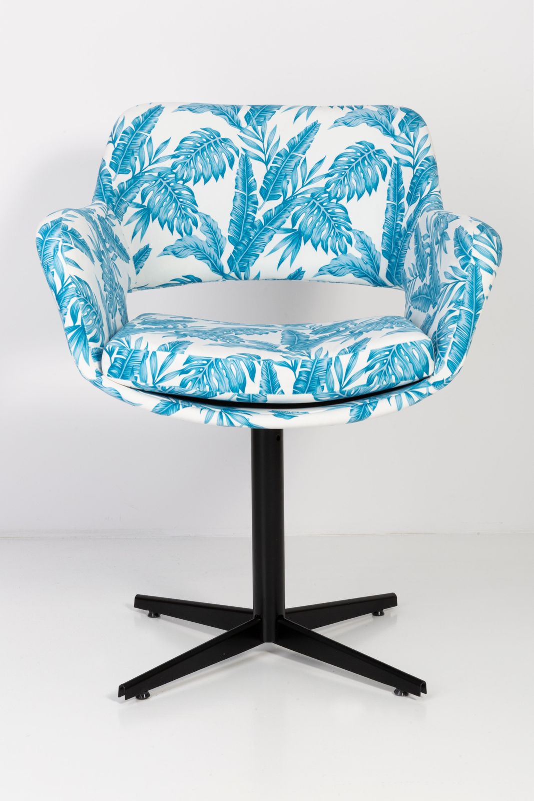 Vintage Draaifauteuil Met Wit Blauw Bladmotief In Fluweel, Ca. Jaren 1960 photo for sale
