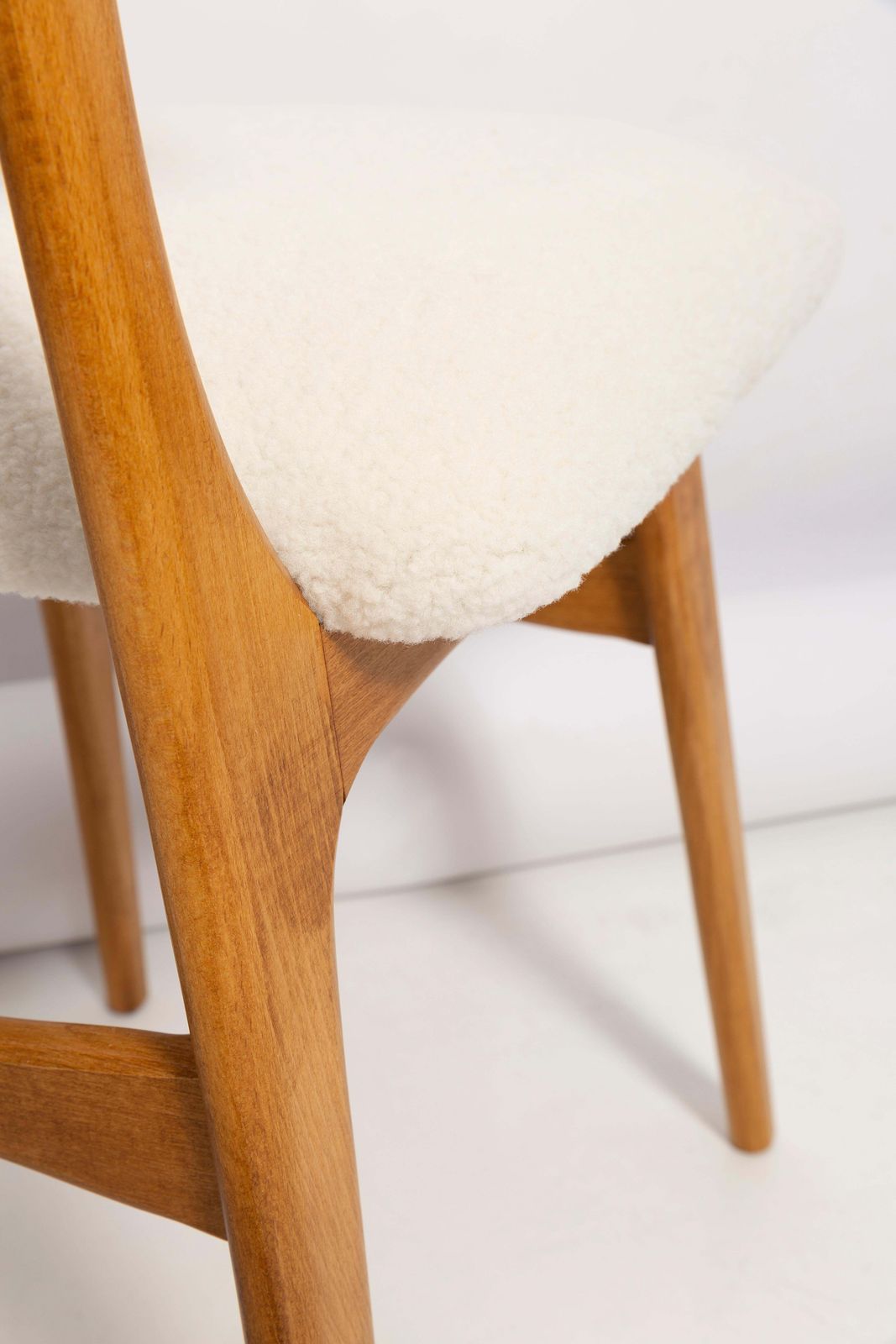 photo for sale Set Of Twelve 20th Century Cream Boucle Butterfly Chairs, 1960s, Poland