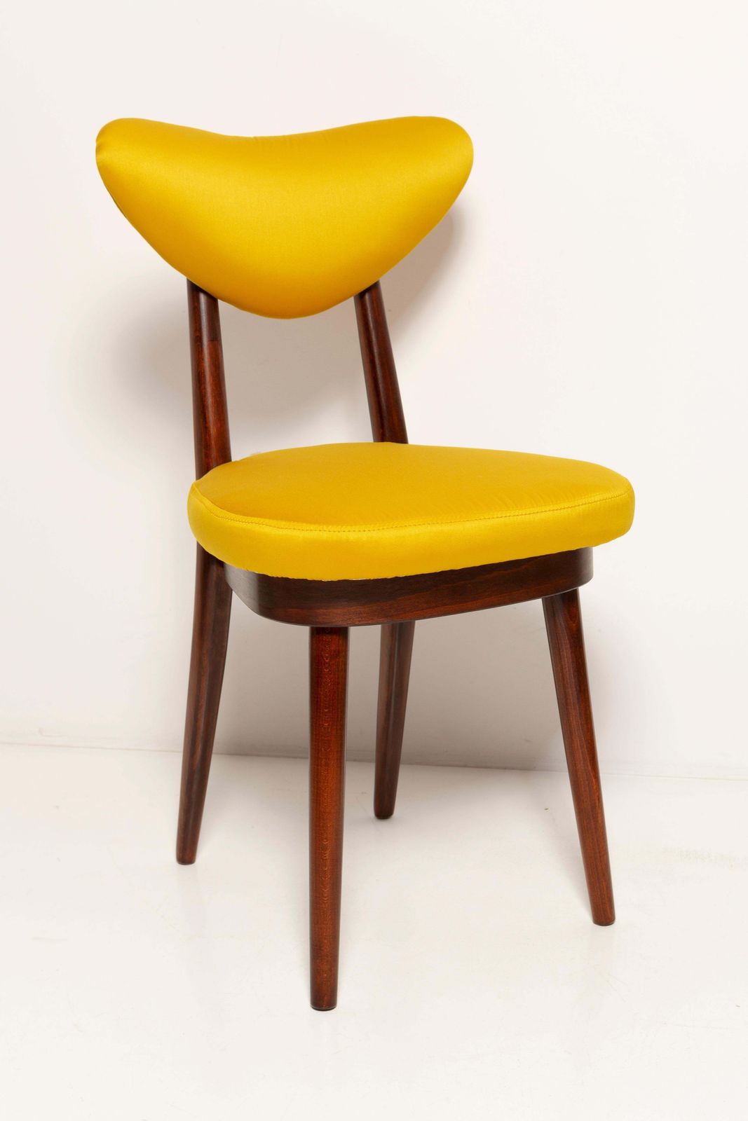 Twaalf Mid Century Stoelen Met Hartvormige Rugleuning, Geel Satijn Dedar Gildo Stof, Europa, Jaren 1960 photo vinterior