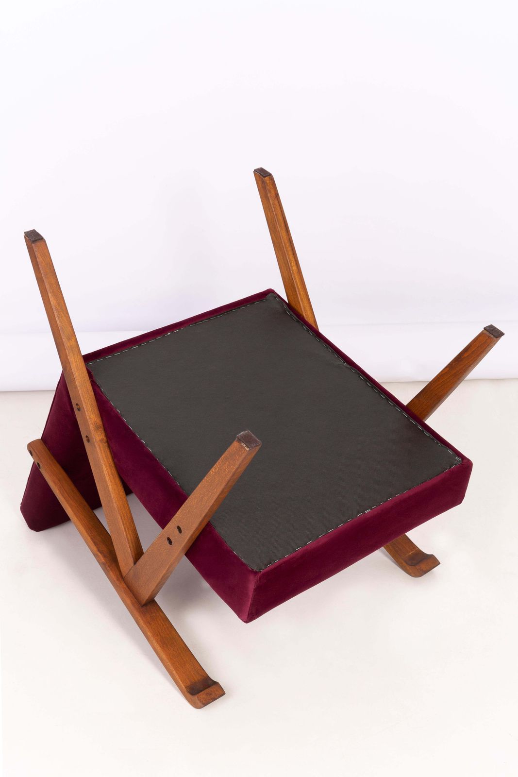 photo vinterior Mid Century Bordeauxrode Fluwelen Var Fauteuil, Europa, Jaren 1960