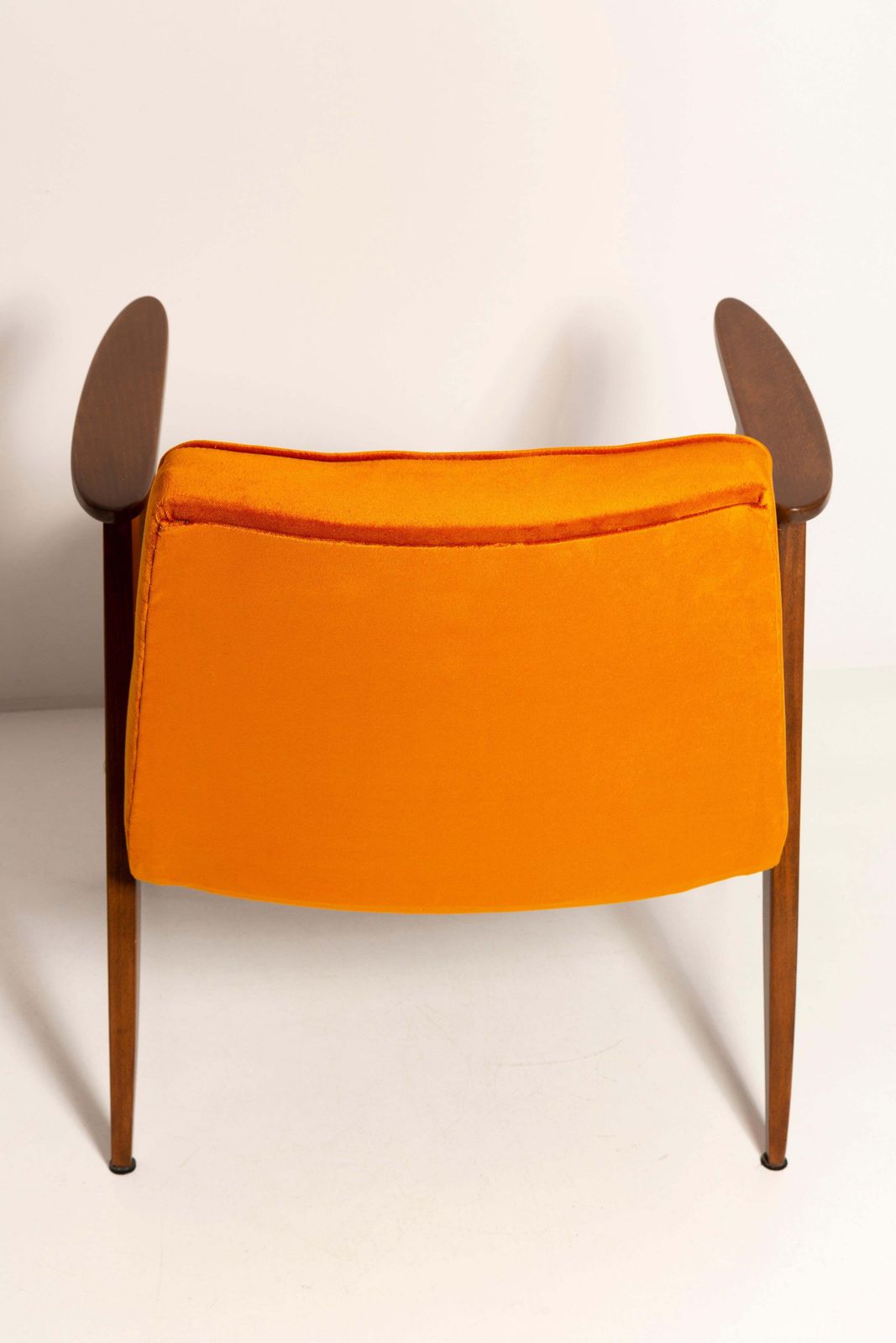 photo for sale Mid Century 366 Fauteuil In Oranje Velvet, Naar Voorbeeld Van Jozef Chierowski, Europa, Ca. Jaren 1960