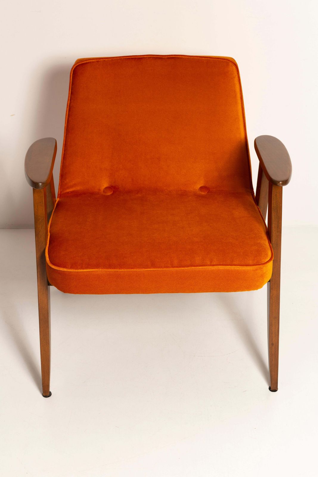 Meubels Mid Century 366 Fauteuil In Oranje Velvet, Naar Voorbeeld Van Jozef Chierowski, Europa, Ca. Jaren 1960 photo