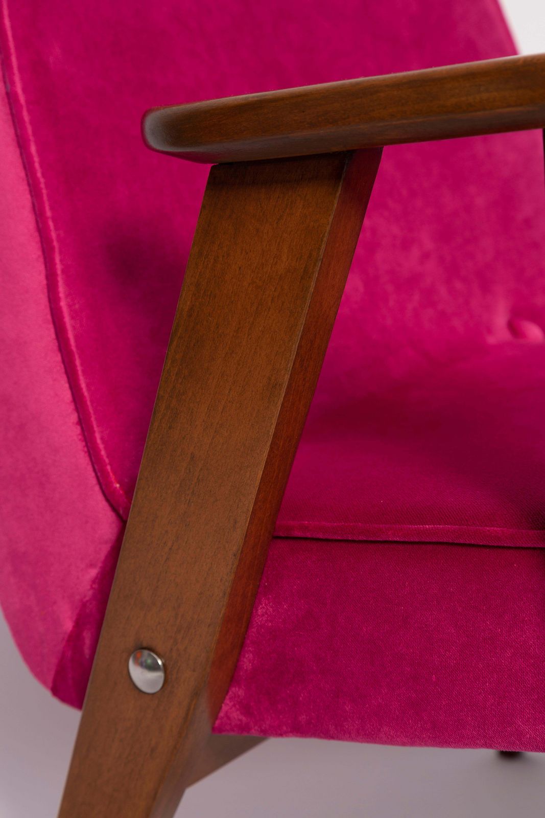 Mid Century 366 Fauteuil In Roze Fluweel, Door Jozef Chierowski, Europa, Ca. Jaren 1960 photo vinterior