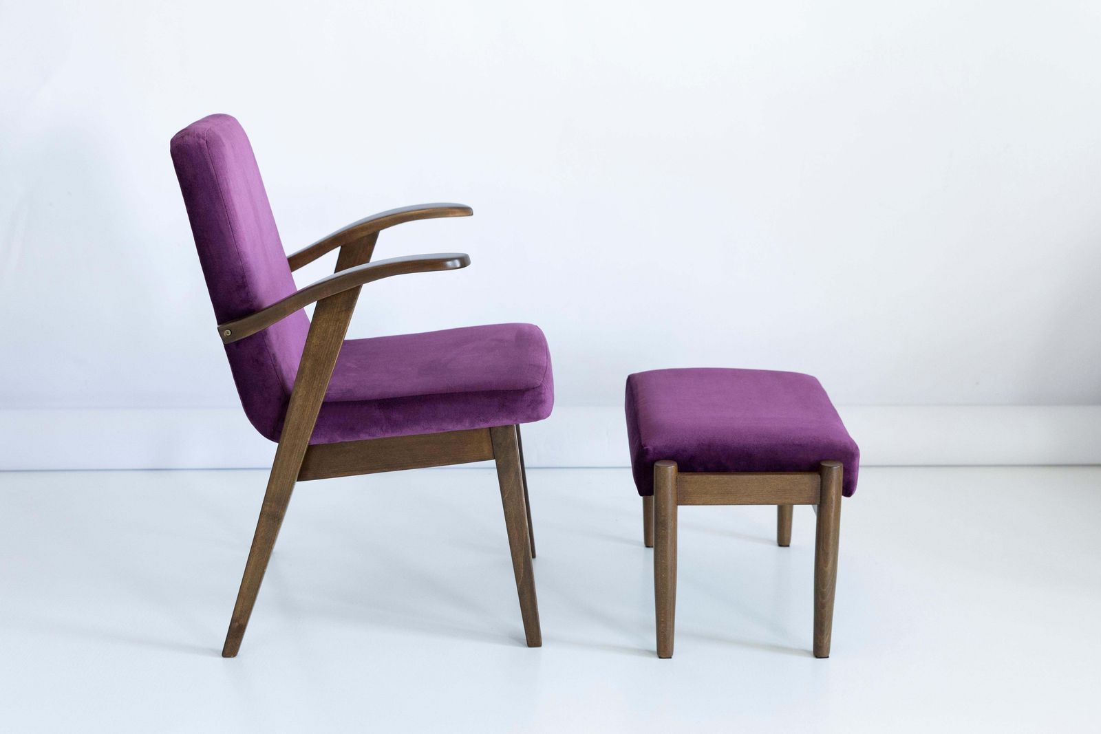 Vintage Fauteuil Met Bijpassende Voetenbank Door Mieczyslaw Puchala, Ca. Jaren 1960, 20e Eeuw – Pruimviolet photo for sale