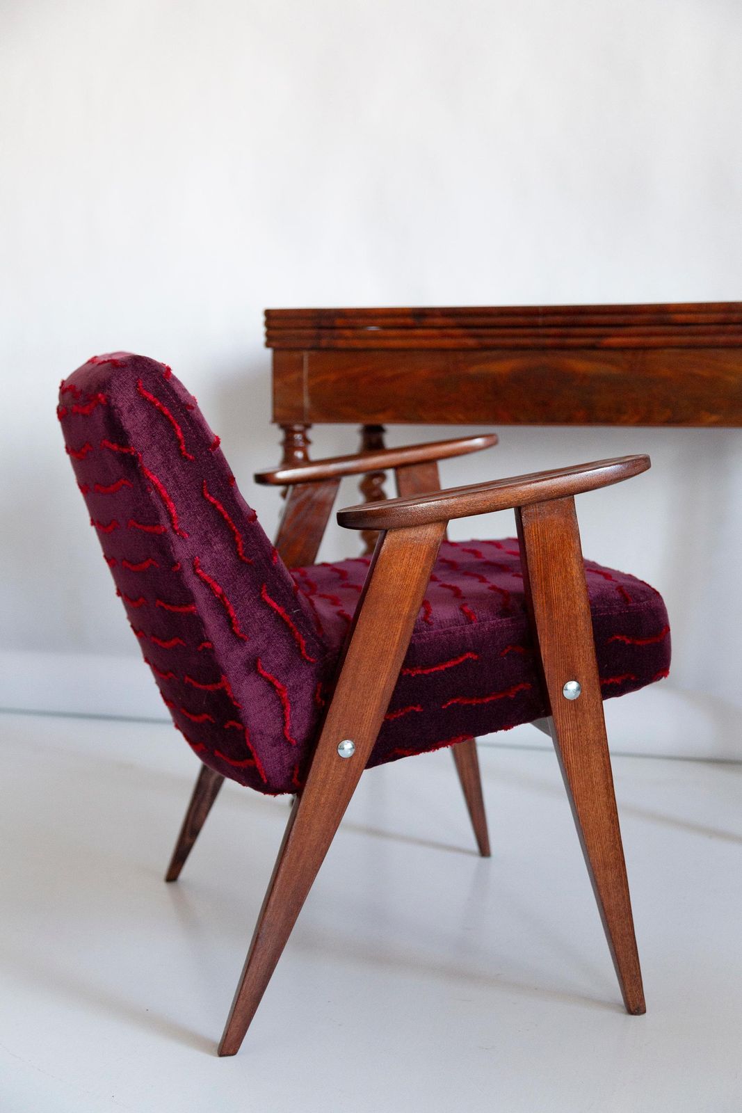 Mid Century 366 Fauteuil, Donkerrood Fluweel, Jozef Chierowski, Europa, Jaren 1960 photo Meubels
