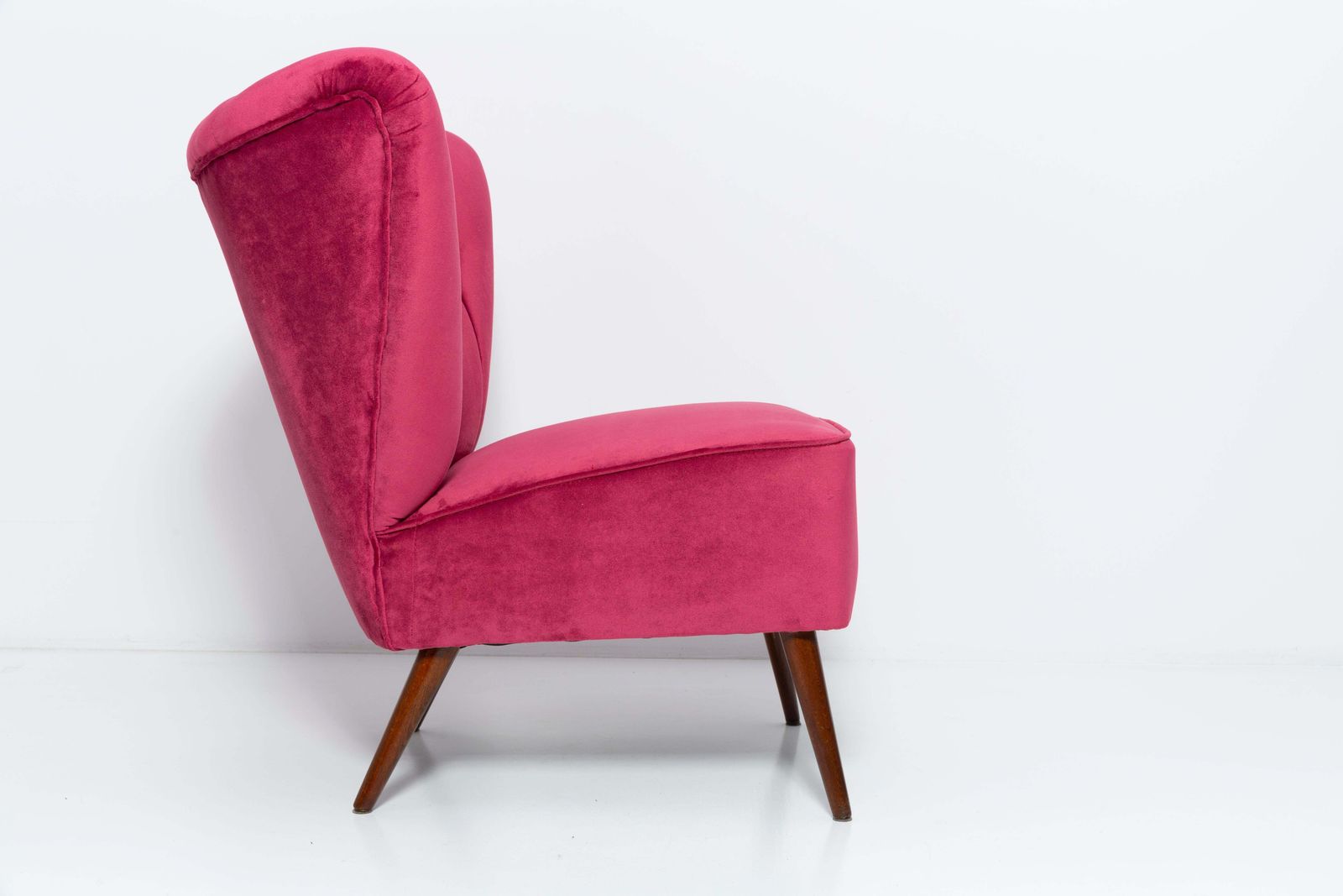 Mid Century Magenta Roze Velvet Club Fauteuil, Europa, Jaren 1960 photo for sale