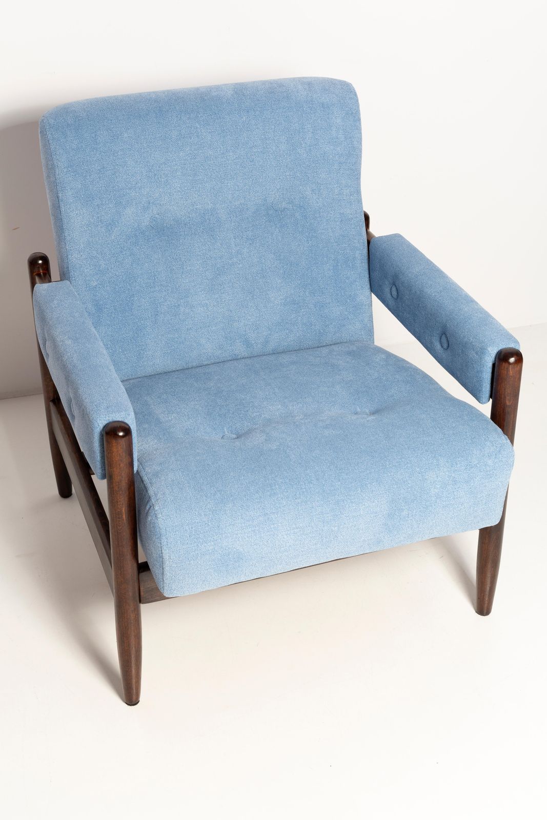 Set Van Twee Mid Century Blauwe Velours Fauteuils, Walnouthout, Europa, Jaren 1960 photo buy
