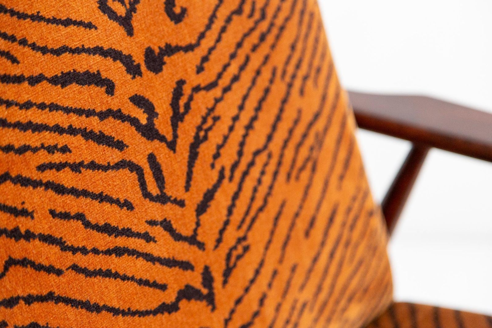photo vinterior Paar Mid Century Dedar Tiger Velvet Dante Fauteuils, H. Lis, Europa, Jaren 1960