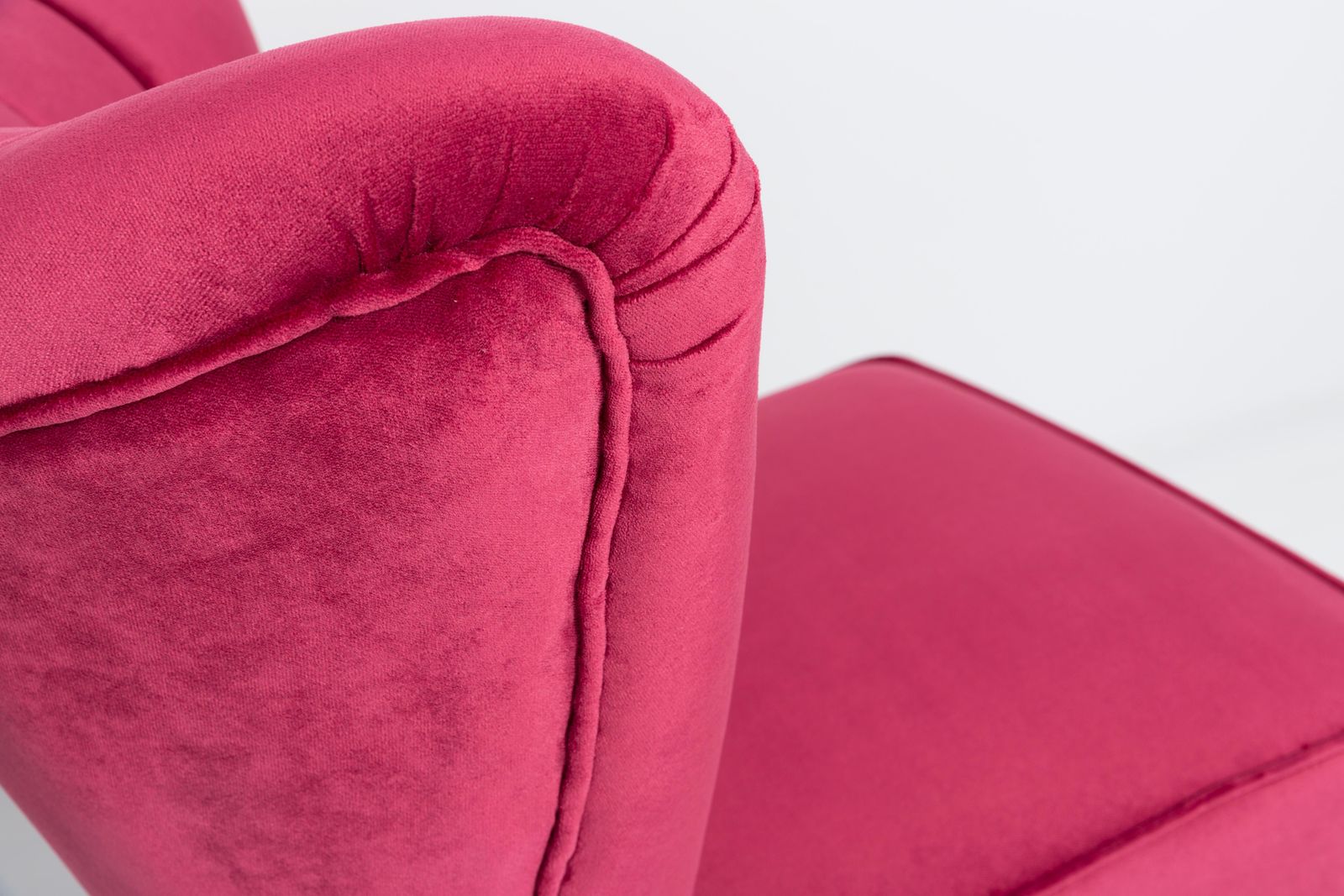 Set Van Twee Mid Century Magenta Roze Velours Club Fauteuils, Europa, Ca. Jaren 1960 photo 2976.0