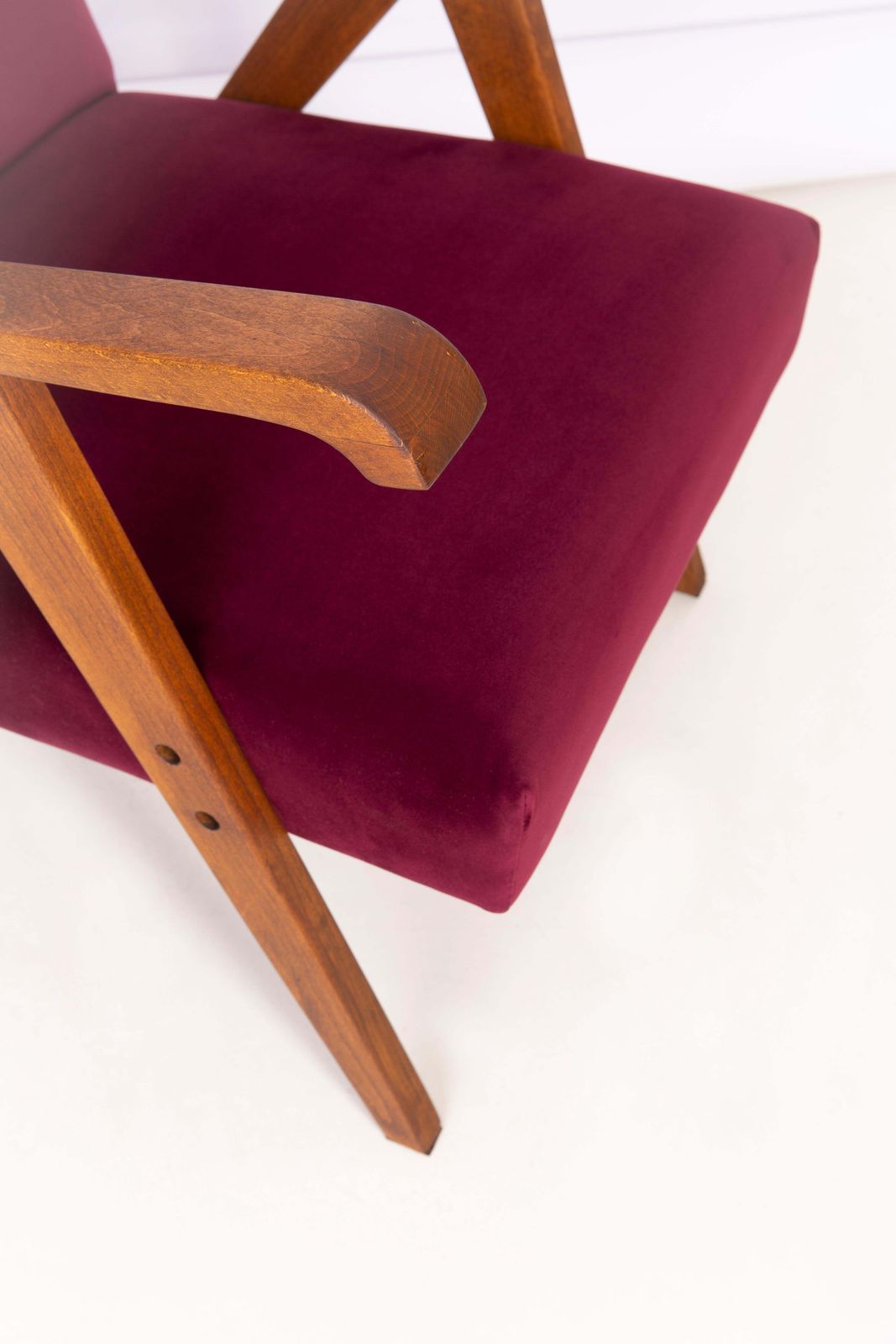 Set Van Vier Mid Century Fauteuils Met Bordeauxrood Fluwelen Bekleding, Europa, Jaren 1960. photo vintage