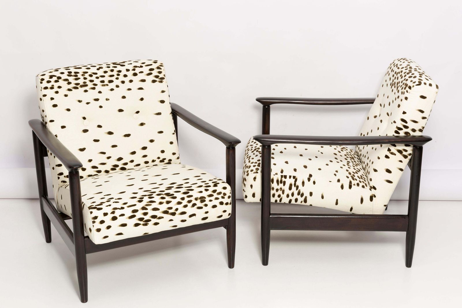 Set Van Twee Mid Century Fauteuils Met Dalmatische Velours Bekleding, Door Edmund Homa, Europa, Jaren 1960 photo furniture