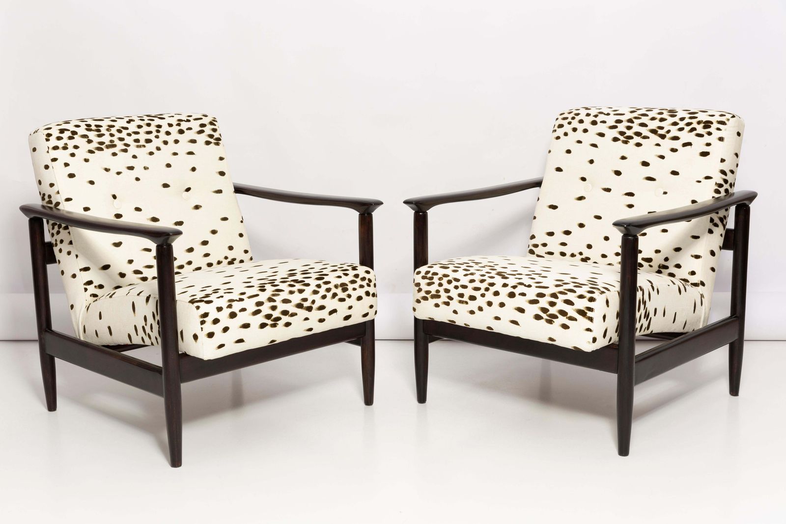 Set Van Twee Mid Century Fauteuils Met Dalmatische Velours Bekleding, Door Edmund Homa, Europa, Jaren 1960 photo for sale