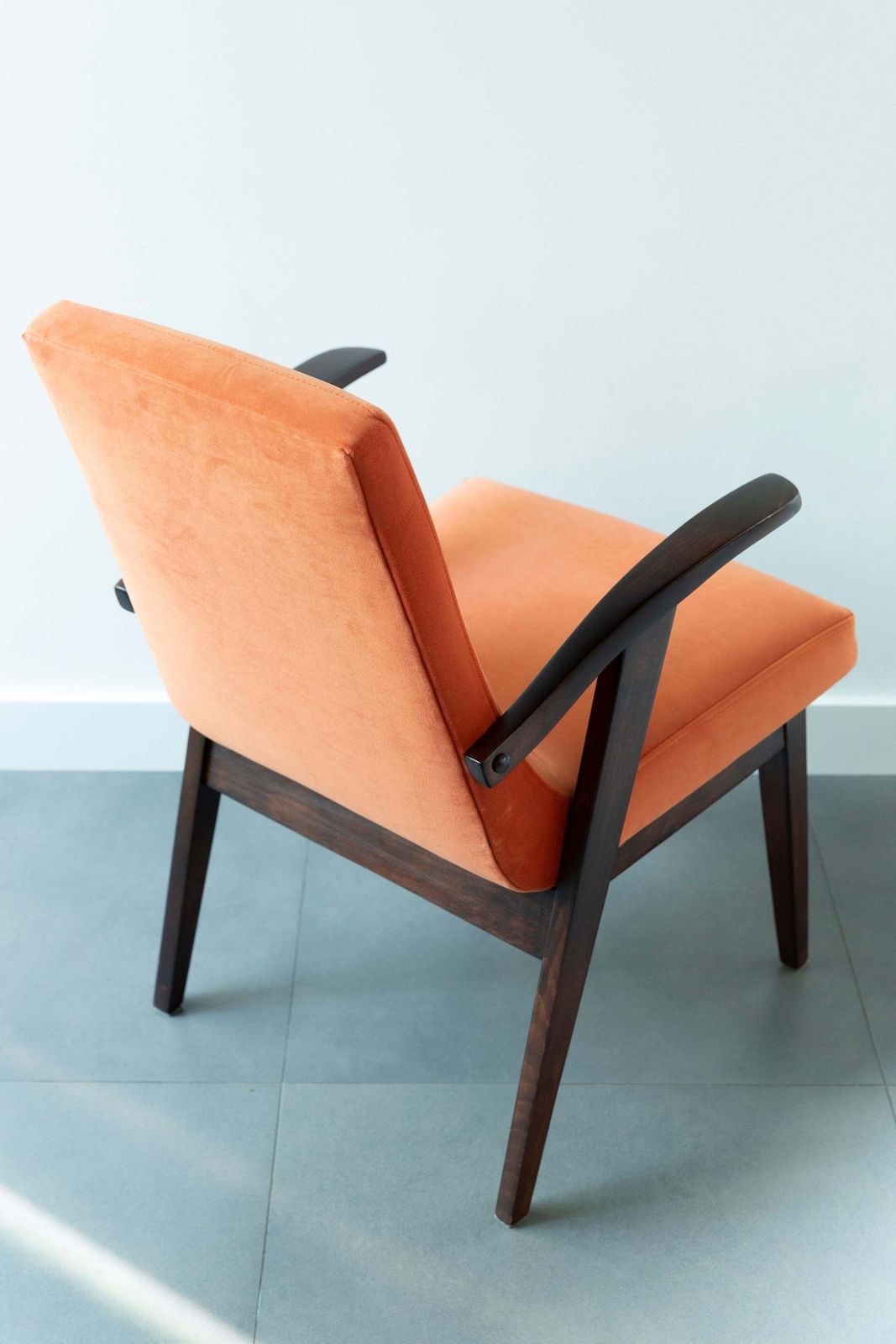 photo vintage Set Of Eight Vintage Chairs In Orange Velvet By Mieczyslaw Puchala, 1960s