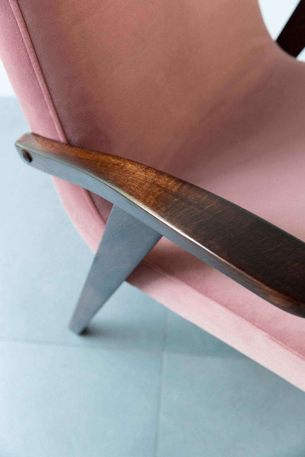 photo furniture Twelve 20th Century Armchairs In Dusty Pink Velvet By Mieczyslaw Puchala, 1960s