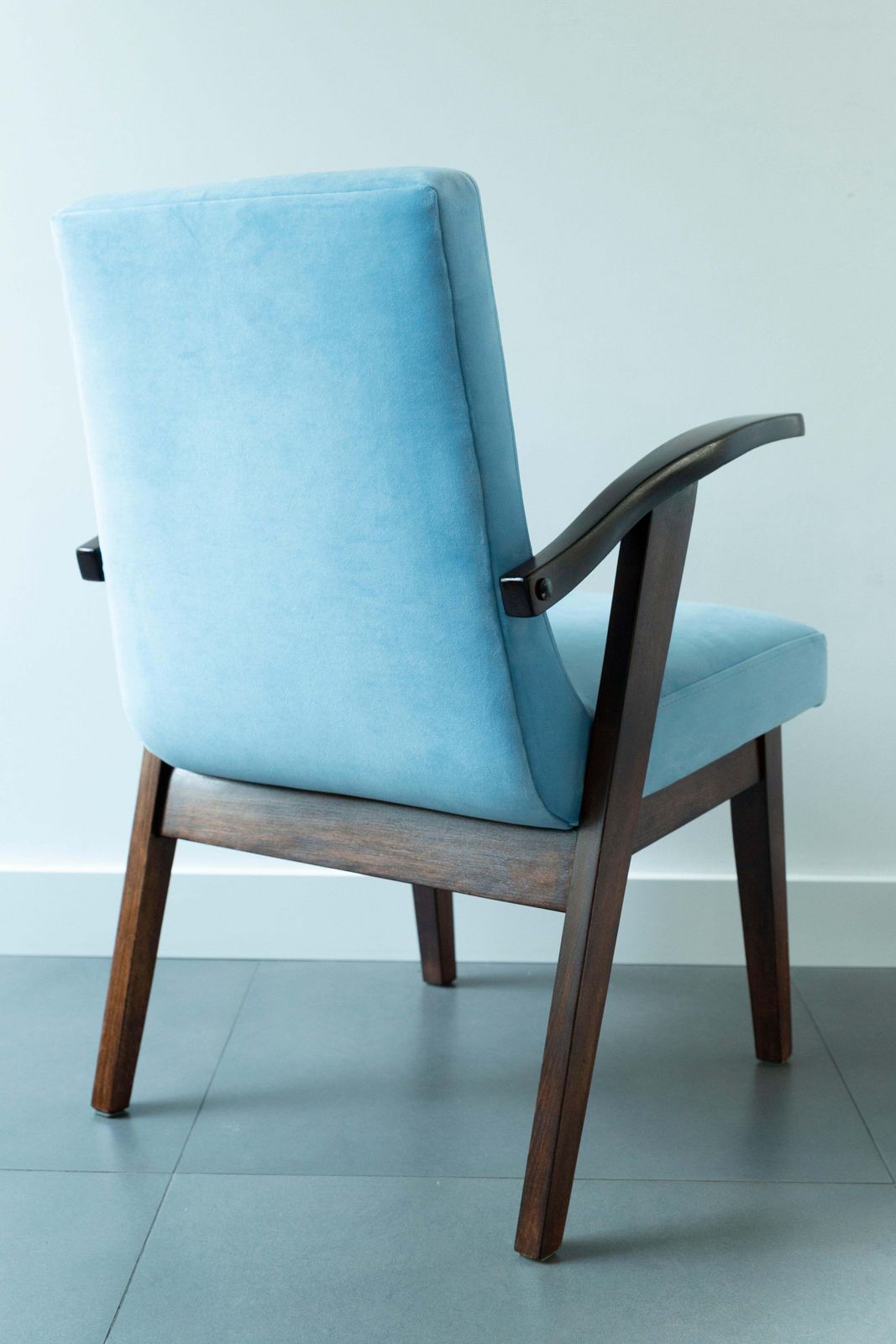 photo vinterior Vintage Fauteuil In Babyblauw Fluweel Door Mieczyslaw Puchala, Ca. Jaren 1960, 20e Eeuw