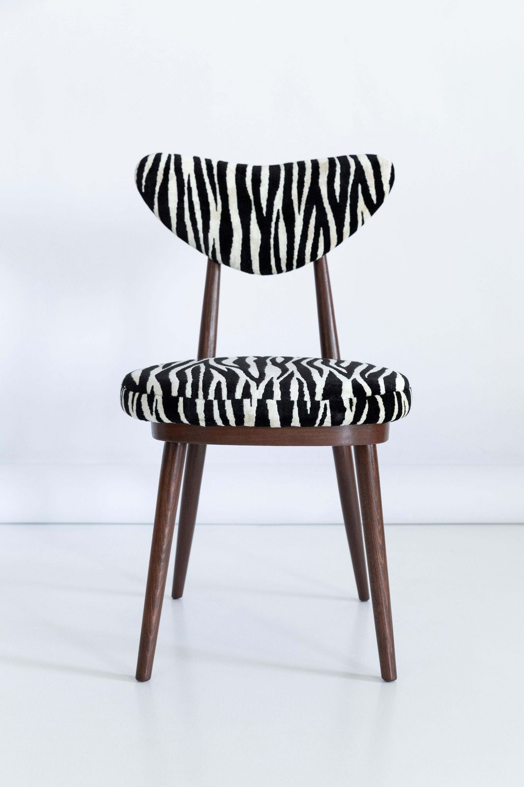 photo vintage Set Of Four Midcentury Zebra Black And White Heart Chairs, Poland, 1960s