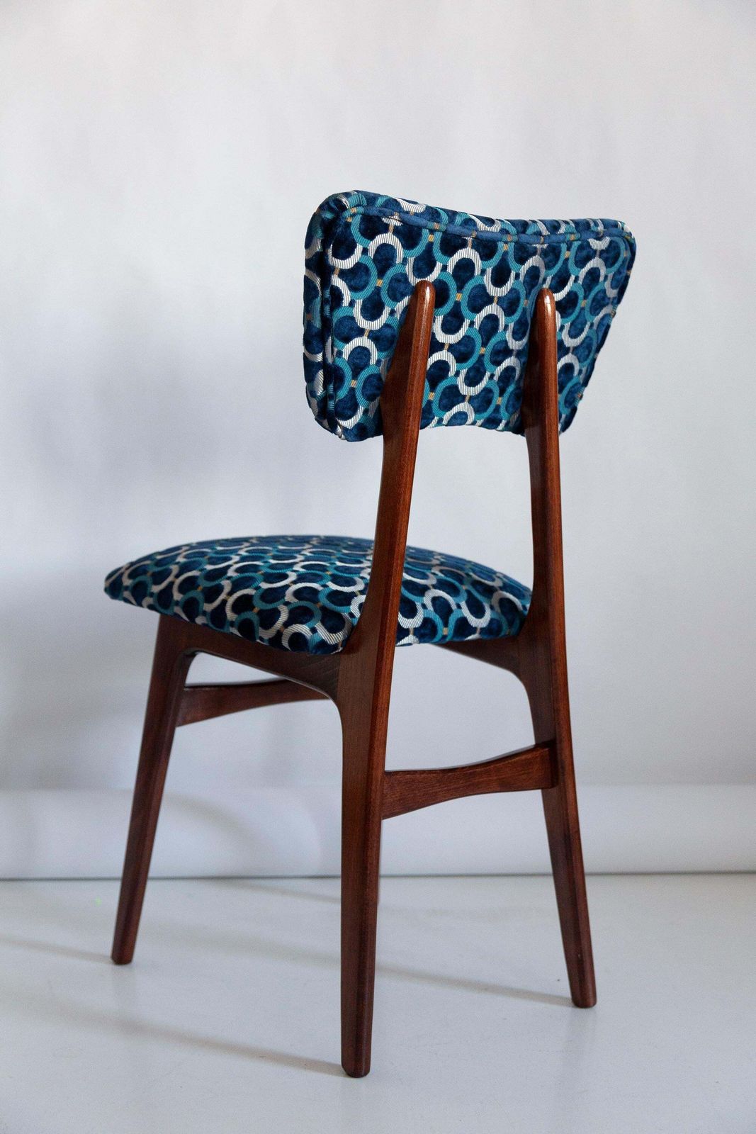 photo furniture Tien Mid Century Butterfly Chairs, Blauw Scarabeo Fluweel, Donker Hout, Europa, Jaren 1960