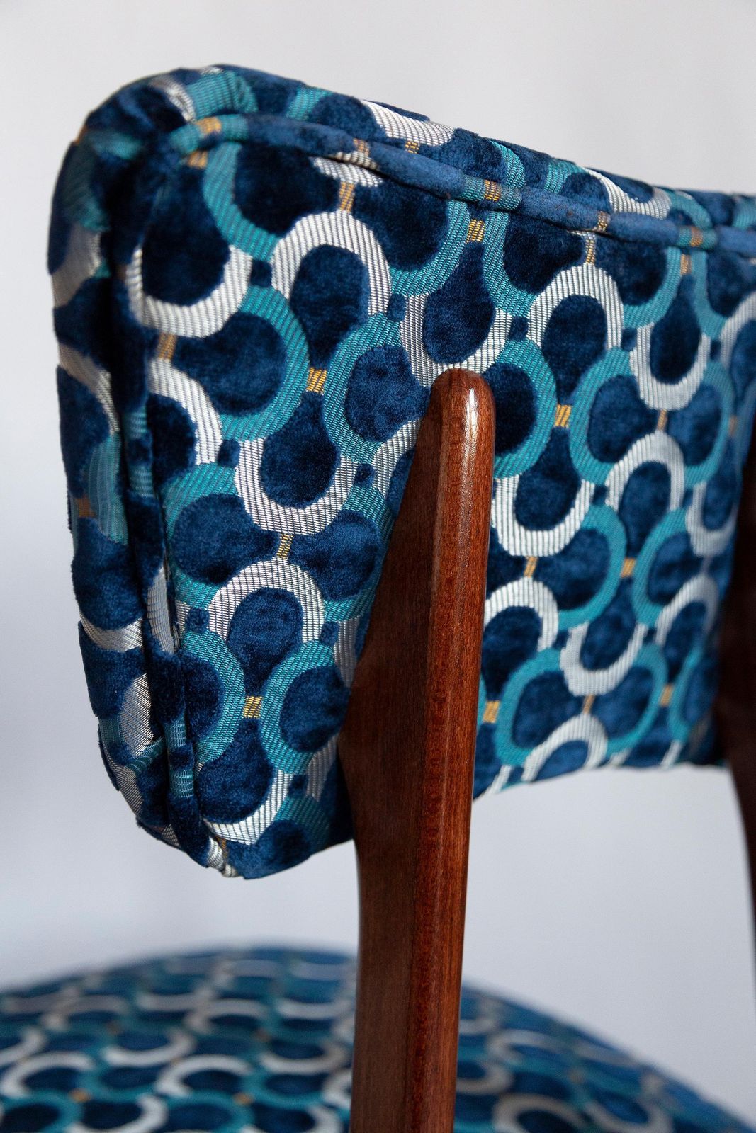 photo for sale Tien Mid Century Butterfly Chairs, Blauw Scarabeo Fluweel, Donker Hout, Europa, Jaren 1960
