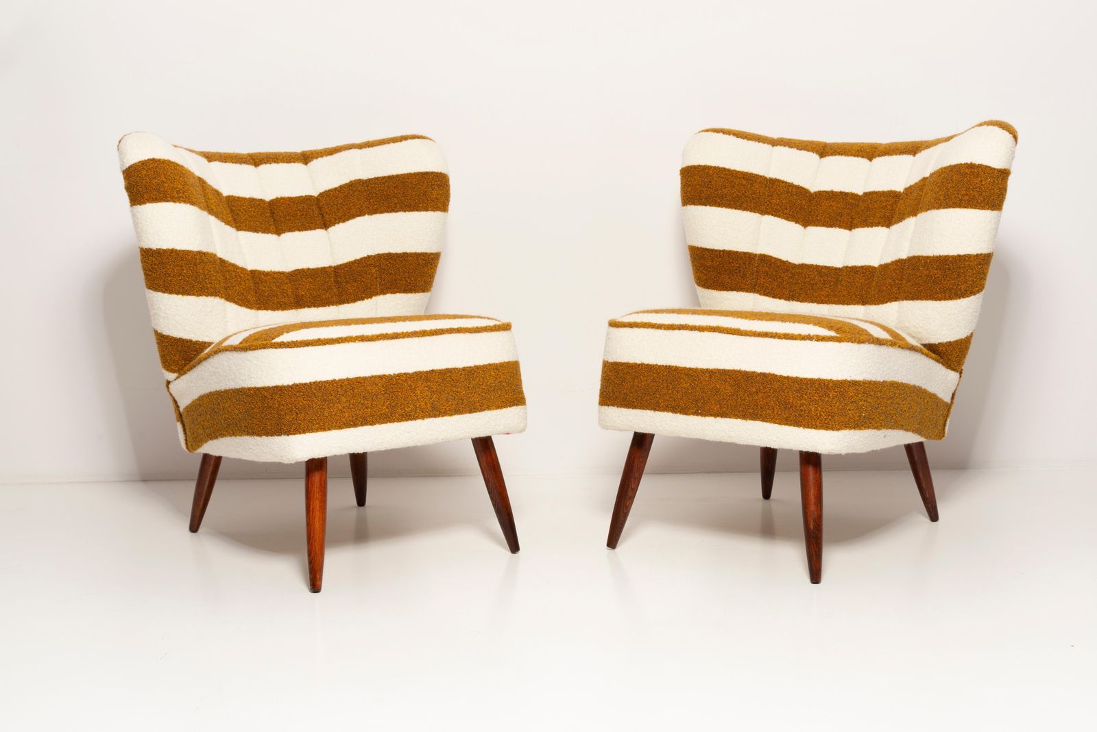 Paar Mid Century Witte En Mosterdgele Bouclé Club Fauteuils, Europa, Jaren 1960 photo Meubels