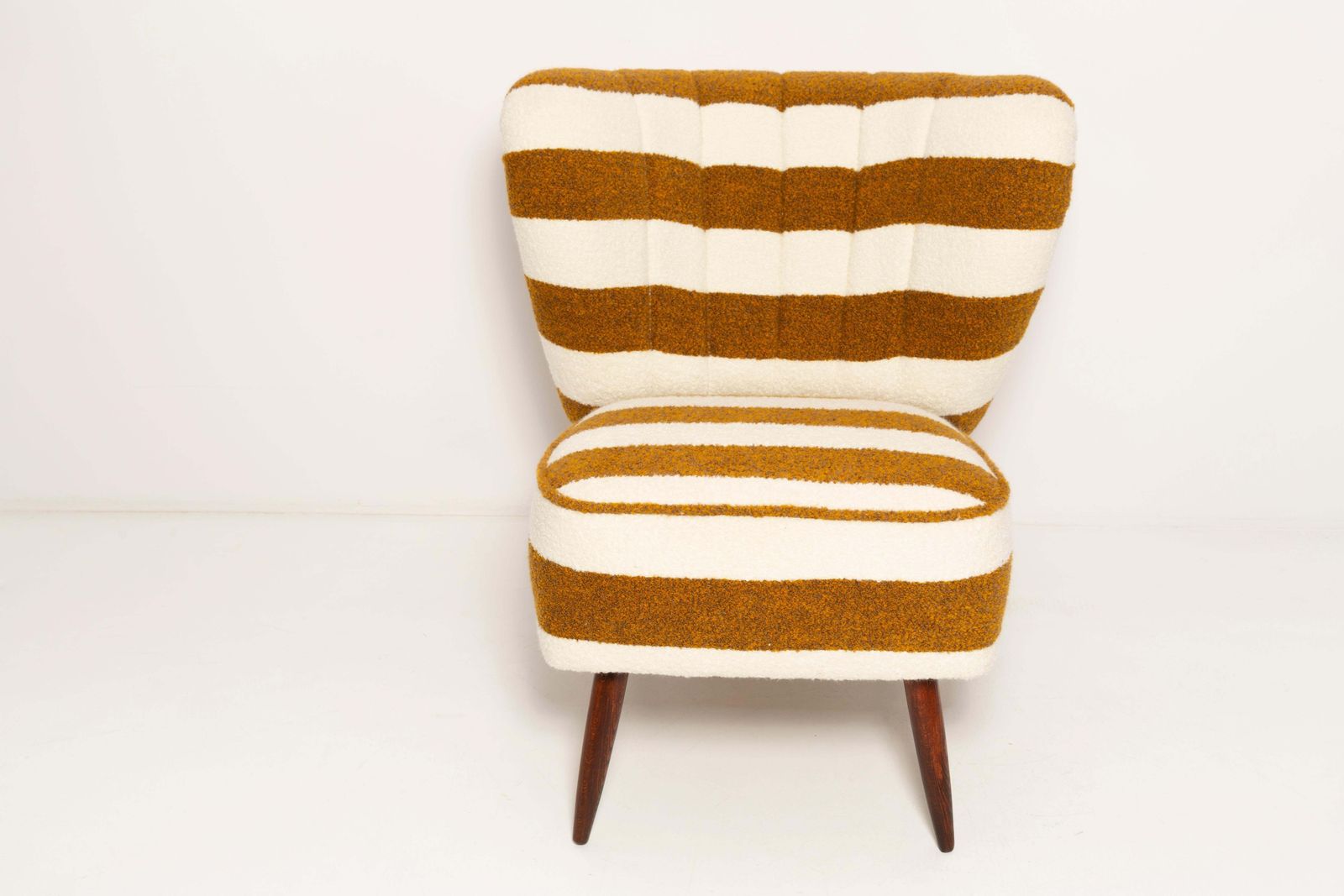 photo vinterior Pai Of Mid Century White And Mustard Boucle Club Armchairs, Europe, 1960s