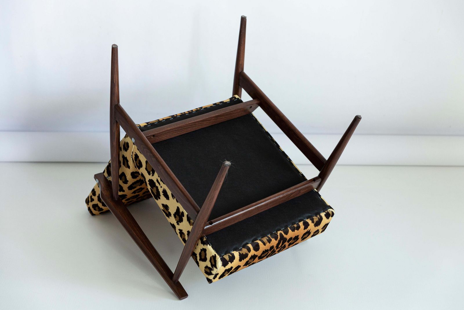 Meubels Set Van Acht Mid Century Dante Fauteuils Met Luipaardprint Fluweel, H. Lis, Jaren 1960 photo