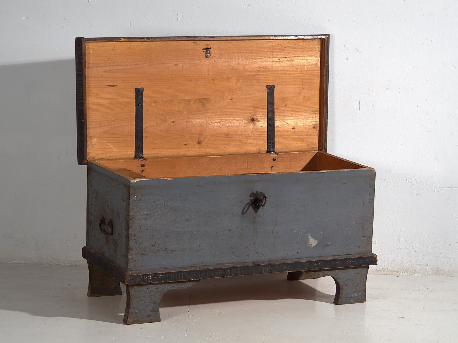 Antique Wooden Trunk With Original Lock (C.1900) #16 photo vintage
