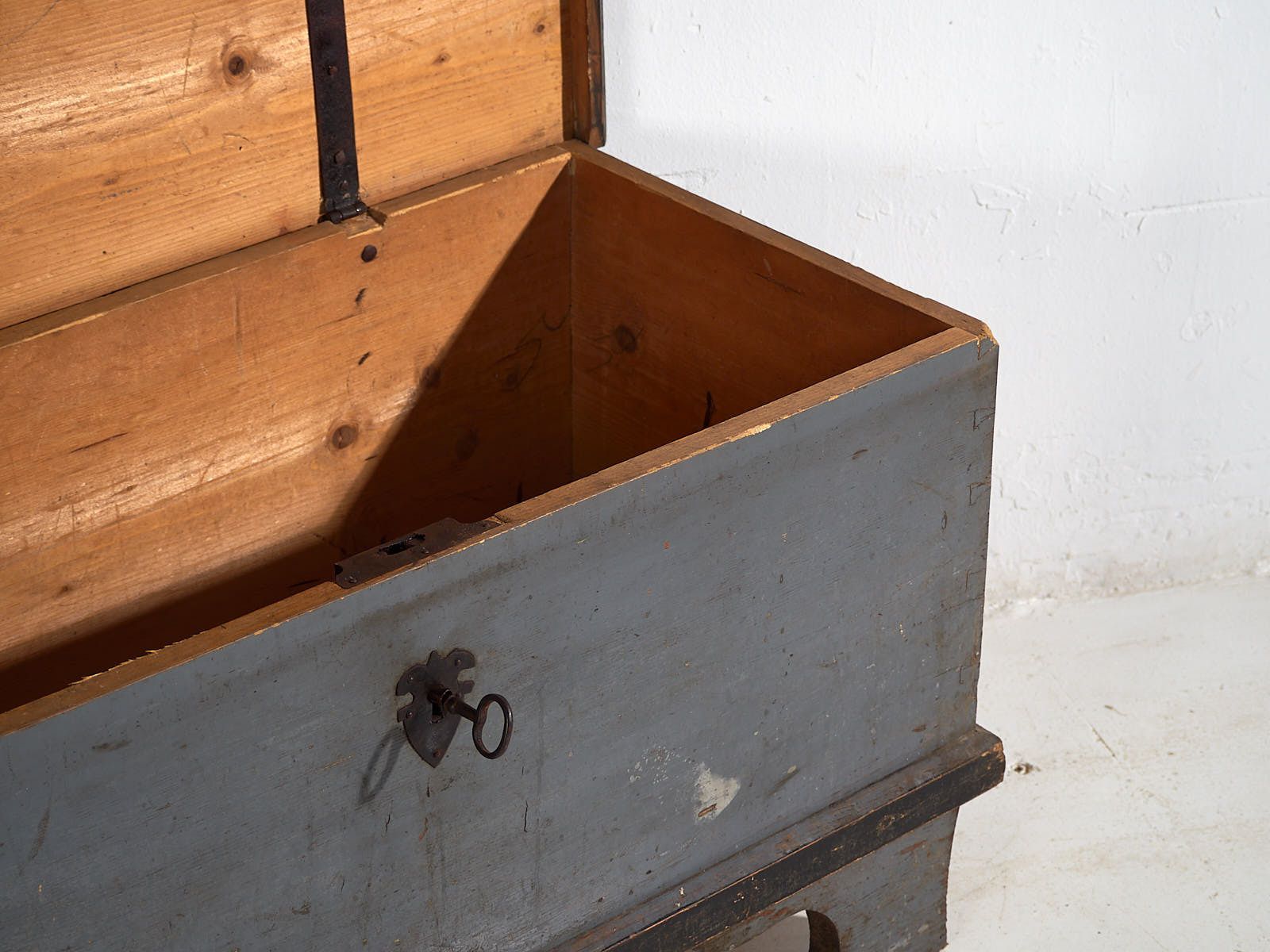 photo furniture Antique Wooden Trunk With Original Lock (C.1900) #16