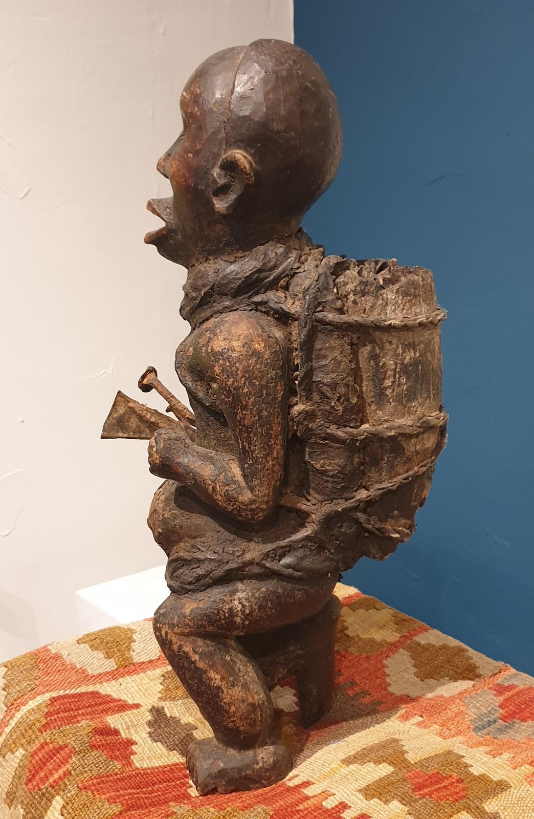 photo vintage Songye Craftsmenstatue Songye, Kneeling Male Figure, Democratic Republic Of Congo