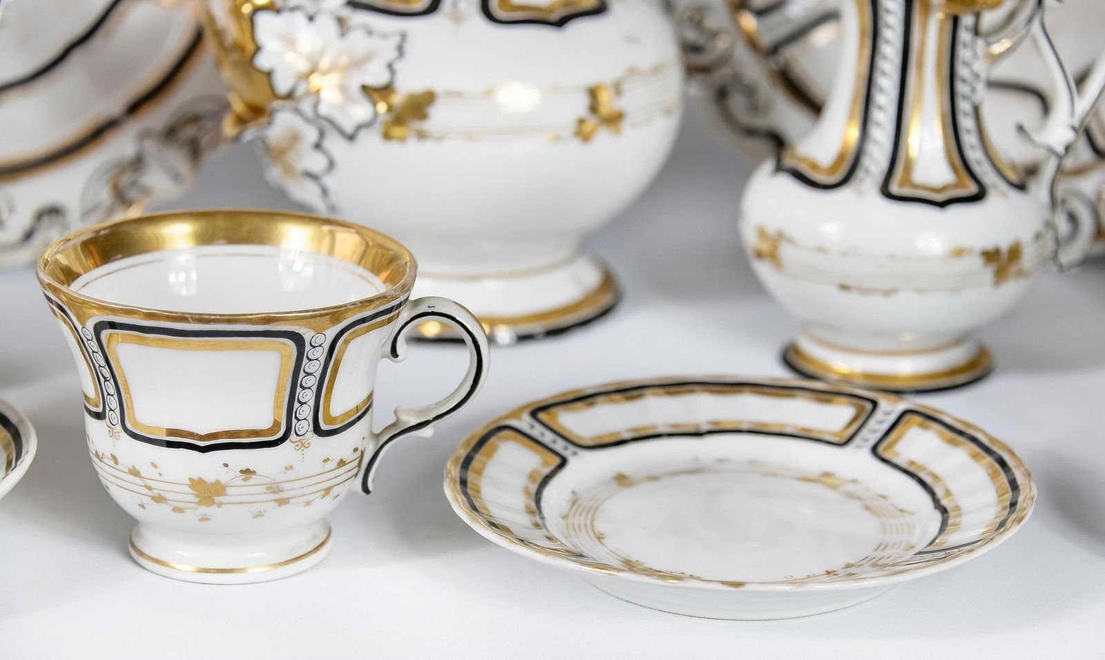 photo furniture Antique Porcelain Tea Set For 11 Person By Carl Tielsch