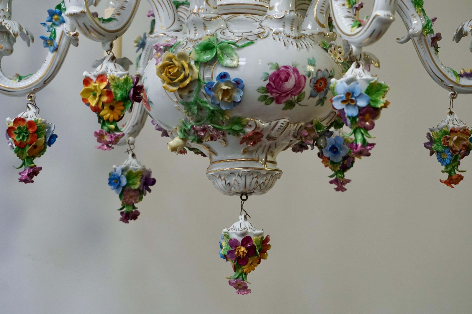 photo vinterior Spectacular Large Italian Rococo Style Porcelain Floral Chandelier