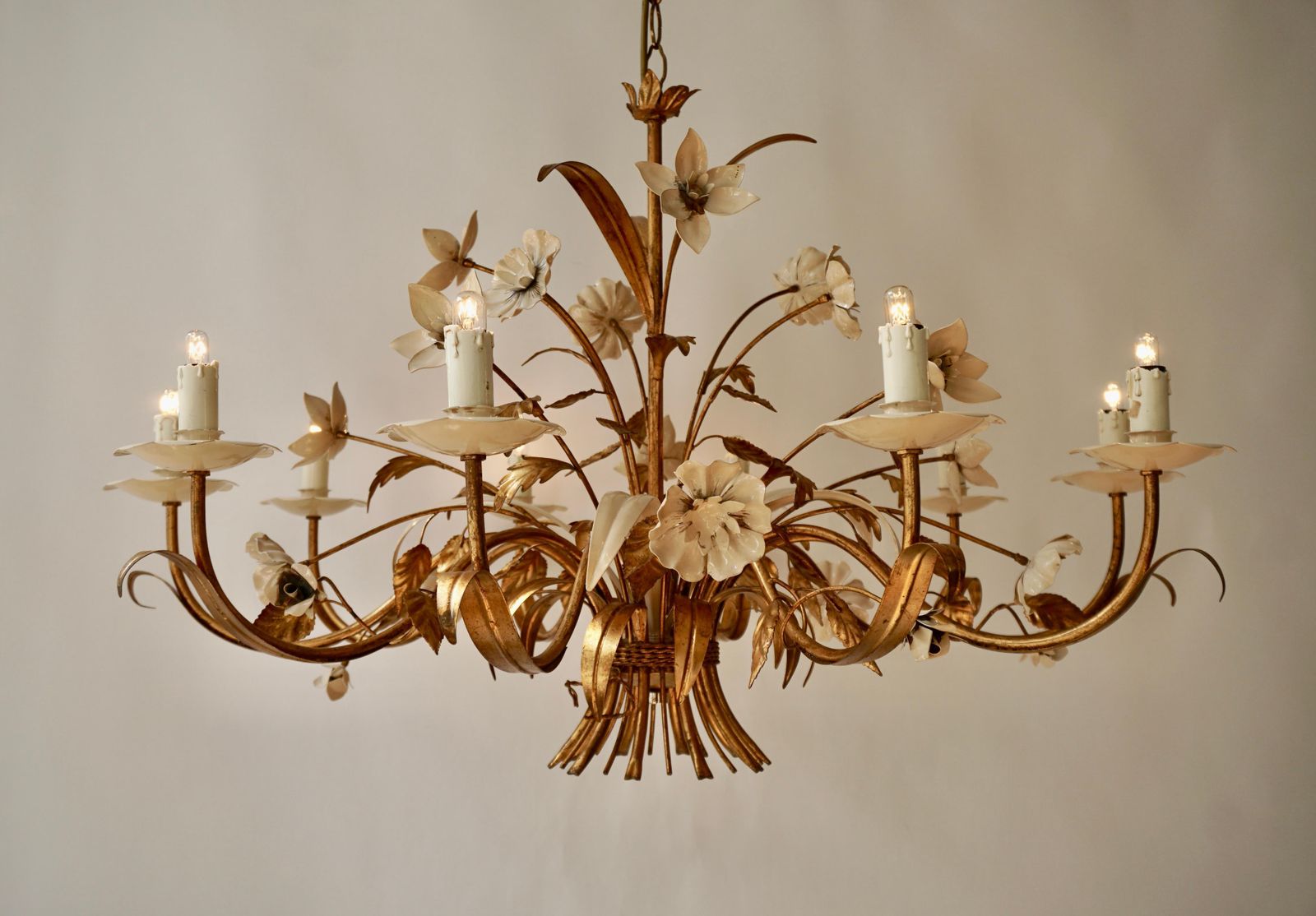 Gilded And White Patinated Italian Chandelier With 10 Candle Lamps photo 3824.0