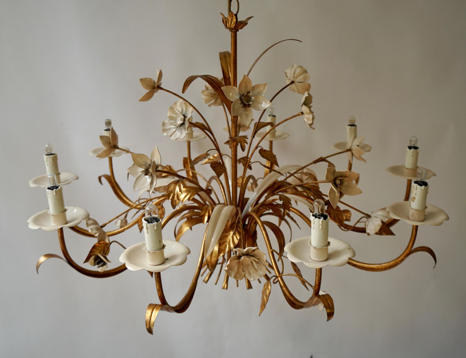 Gilded And White Patinated Italian Chandelier With 10 Candle Lamps photo buy