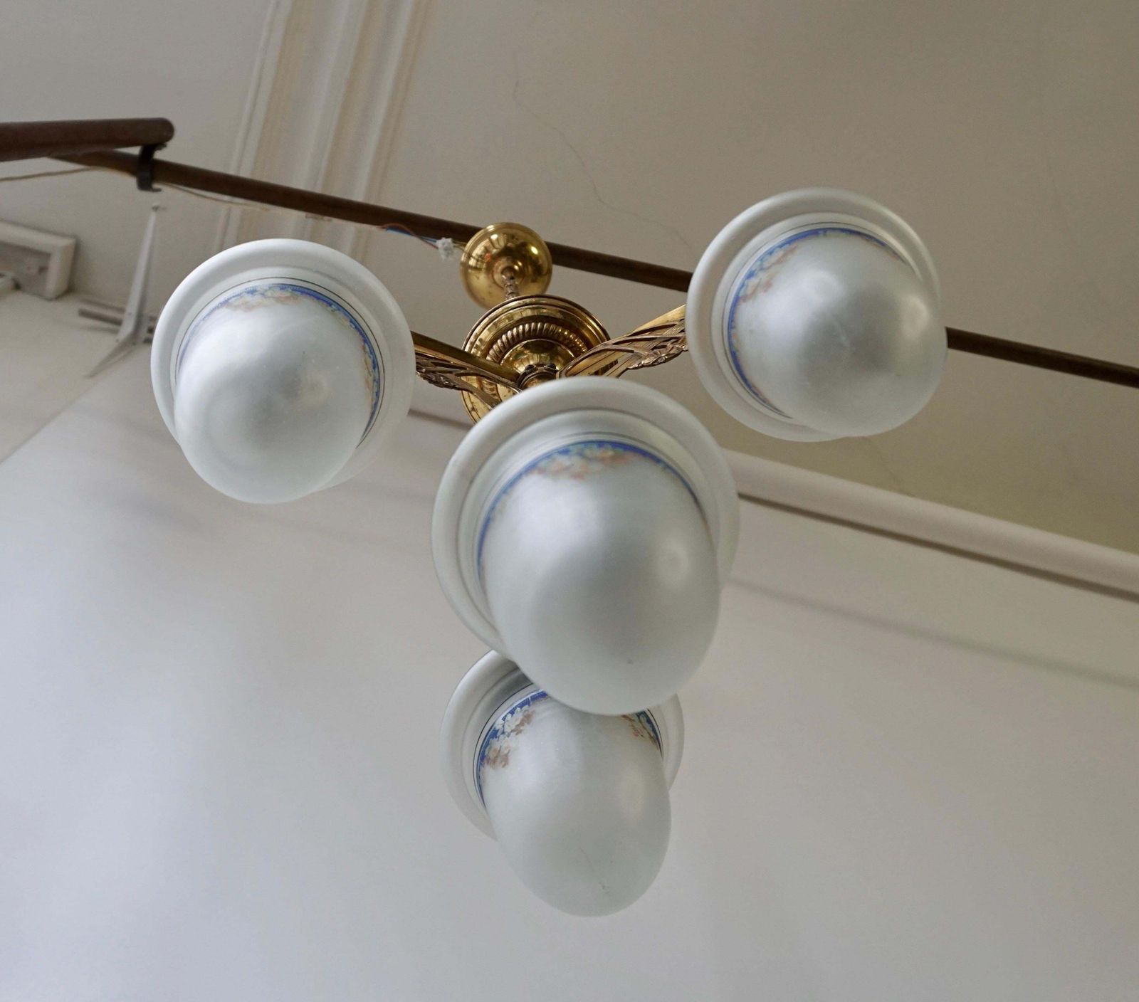 photo vintage Art Nouveau Chandelier In Painted Glass And Brass